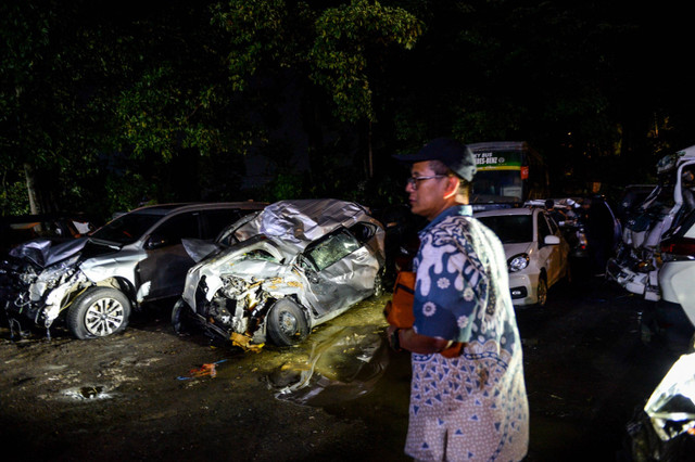 Korban selamat berada di antara kendaraan yang rusak di Kantor PJR Tol Jatiluhur, Kabupaten Purwakarta, Jawa Barat, Senin (11/11/2024). Foto: Raisan Al Farisi/ANTARA FOTO