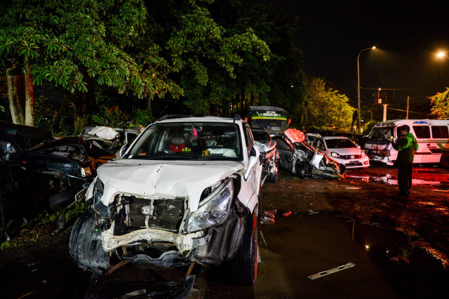 Sejumlah kendaraan yang terlibat tabrakan beruntun di KM 92 Tol Cipularang dievakuasi di Kantor PJR Tol Jatiluhur, Kabupaten Purwakarta, Jawa Barat, Senin (11/11/2024). Foto: Raisan Al Farisi/ANTARA FOTO