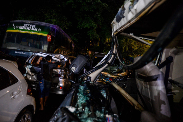 Korban selamat mengambil barang bawaan di kendaraannya yang dievakuasi di Kantor PJR Tol Jatiluhur, Kabupaten Purwakarta, Jawa Barat, Senin (11/11/2024). Foto: Raisan Al Farisi/ANTARA FOTO