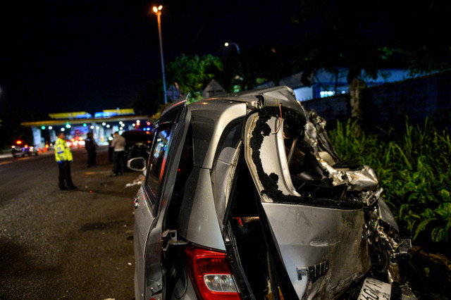 Salah satu mobil yang hancur dalam kecelakaan Tol Cipularang KM 92, Senin (11/11/2024). Foto: Raisan Al Farisi/ANTARA FOTO