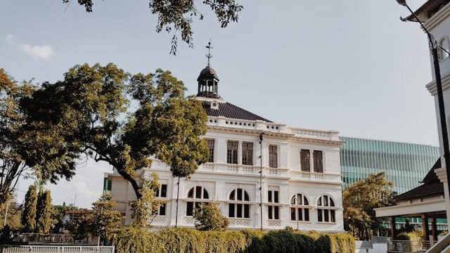 Gedung Juang Bekasi. Foto hanyalah ilustrasi bukan tempat sebenarnya. Sumber: Unsplash/Alice Juana