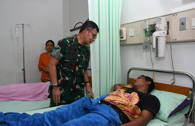 Pangdam I/BB, Letjen TNI Mochammad Hasan, membesuk delapan korban keributan oknum TNI AD dengan warga masyarakat di Desa Selamat, Kecamatan Biru-Biru, Kabupaten Deli Serdang, Sumatera Utara, yang kini dirawat di RST  Putri Hijau Medan,Senin (11/11/2024). Dok. Pendam I/BB