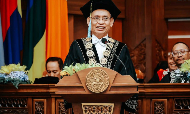 Rektor Unair, Prof Dr Mohammad Nasih SE MT Ak. Foto: Humas Unair