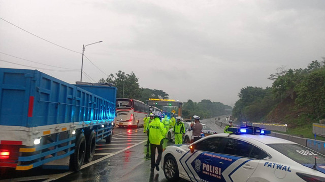 Ada olah TKP kecelakaan beruntun di Tol Cipularang, lalin dialihkan, Selasa (12/11/2024). Dok. Istimewa