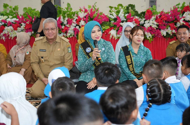 Bunda PAUD Kalbar, Windy Prihastari saat berdongen untuk anak-anak di perbatasan. Foto: Dok. Adpim Pemprov Kalbar