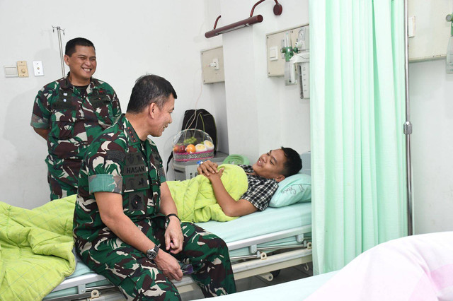 Pangdam I/BB, Letjen TNI Mochammad Hasan, membesuk delapan korban keributan oknum TNI AD dengan warga masyarakat di Desa Selamat, Kecamatan Biru-Biru, Kabupaten Deli Serdang, Sumatera Utara, yang kini dirawat di RST  Putri Hijau Medan,Senin (11/11) Foto: Dok. Pendam I/BB