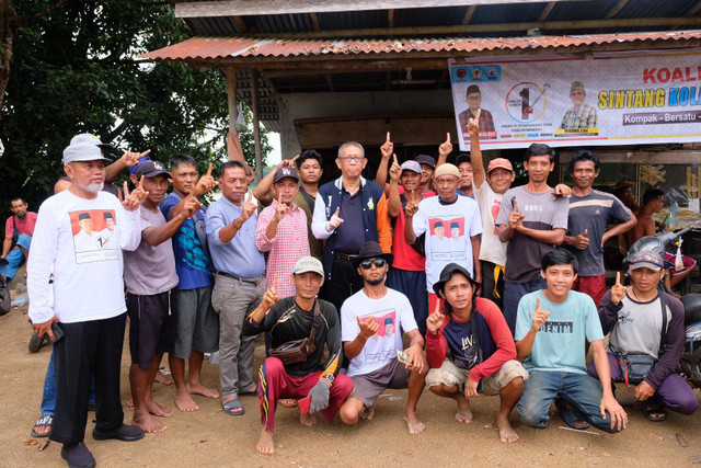 Calon Gubernur Kalbar nomor urut 1, Sutarmidji saat silaturahmi dengan para penambang pasir di Kabupaten Sintang. Foto: Tim Media Midji-Didi