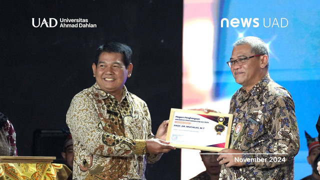 Rektor UAD Prof. Dr. Muchlas, M.T. (kanan) Raih Penghargaan Tokoh Penyiaran dalam acara Anugerah Penyiaran KPID DIY (Dok. Humas dan Protokol UAD)