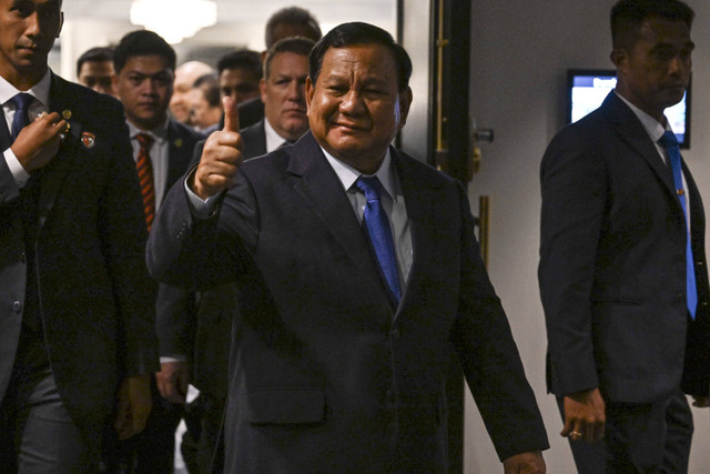 Presiden Prabowo Subianto menyapa wartawan usai melakukan pertemuan dengan anggota United States Indonesia Society (Usindo) di Washington DC, Amerika Serikat, Senin (11/11/2024). Foto: ANTARA FOTO/Hafidz Mubarak A