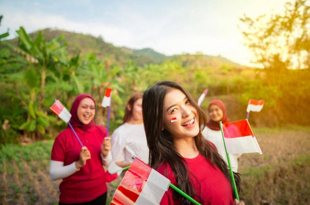 Ilustrasi warga indonesia sumber : shutterstock.com/image-photo/portrait-group-women-excited-expressions-holding-2489155723