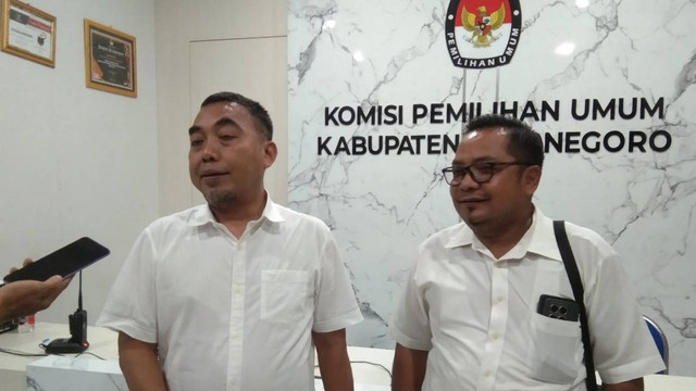 Tim Paslon 02, Joko Purwanto (kiri) dan M Hanafi (kanan), saat beri keterangan usai menghadiri undangan dari KPU Bojonegoro untuk membahas teknis debat publik selanjutnya. Senin (11/11/2024) (Aset: Istimewa)