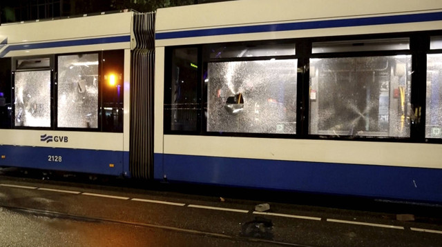 Sebuah trem rusak akibat puluhan orang bersenjatakan tongkat dan petasan menyusul kekerasan pekan lalu yang menargetkan penggemar klub sepak bola Israel pada hari Senin (11/11). Foto: AP Photo