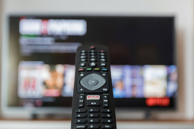 Set top box (STB) adalah perangkat yang berfungsi untuk mengonversi sinyal televisi digital menjadi format yang dapat ditampilkan oleh televisi analog. Foto: Unsplash.com