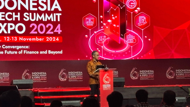 Ketua Dewan Komisioner OJK, Mahendra Siregar dalam acara Indonesia Fintech Summit & Expo 2024, Selasa (12/11). Foto: Ave Airiza Gunanto/kumparan