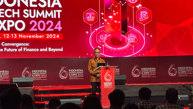 Ketua Dewan Komisioner OJK, Mahendra Siregar dalam acara Indonesia Fintech Summit & Expo 2024, Selasa (12/11). Foto: Ave Airiza Gunanto/kumparan