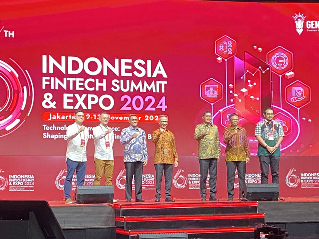 Ketua Dewan Komisioner OJK, Mahendra Siregar dalam acara Indonesia Fintech Summit & Expo 2024, Selasa (12/11). Foto: Muhammad Fhandra Hardiyon/kumparan