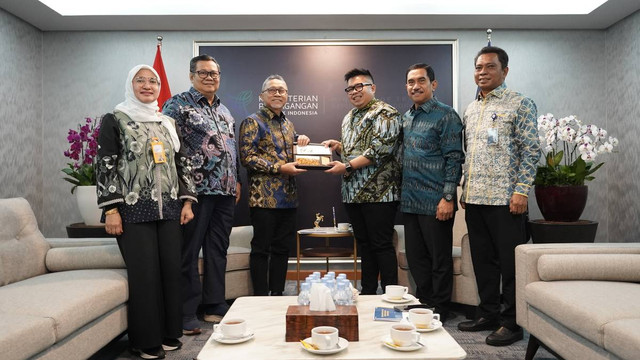 TASPEN menyerahkan manfaat pensiun dan Tabungan Hari Tua (THT) ke Menteri Perdagangan Zulkifli Hasan. Foto: Dok. TASPEN