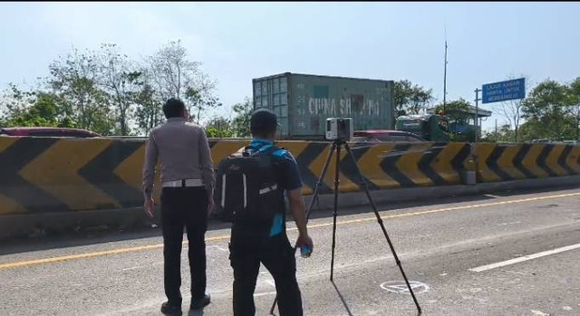 Dirlantas Polda Jabar melakukan olah TKP Kecelakaan Beruntun di Tol Cipularang KM 92. Foto: Dok. Istimewa