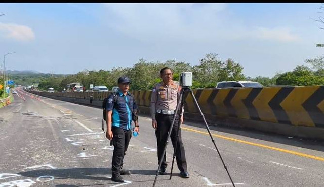 Dirlantas Polda Jabar melakukan olah TKP Kecelakaan Beruntun di Tol Cipularang KM 92. Foto: Dok. Istimewa