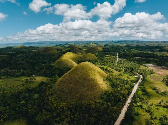 Ilustrasi Filipina, Bukit Cokelat di Bohol (Geio Tischler/Unsplash)