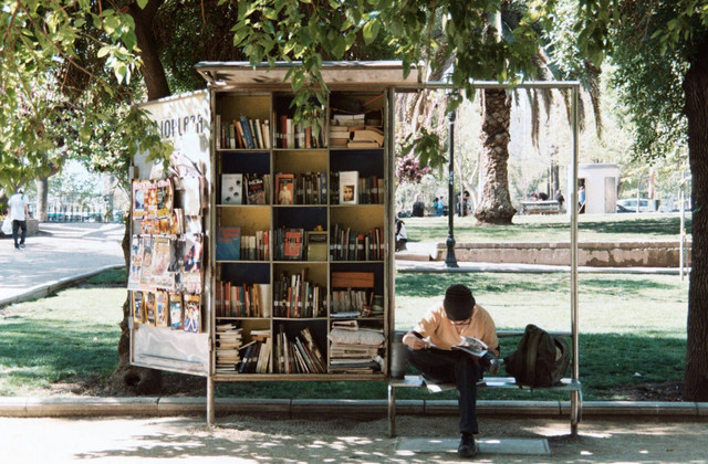 Aktivitas di Taman Suropati. Foto hanya ilustrasi bukan tempat sebenarnya. Sumber foto: Unsplash/L'Odyssée Belle