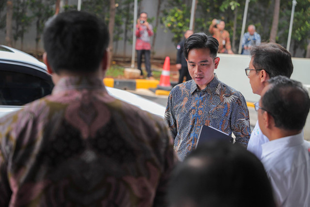 Wakil Presiden RI Gibran Rakabuming Raka meninggalkan Graha BNPB, Jakarta, Selasa (12/11/2024) seusai menggelar rapat koordinasi bersama sejumlah menteri-wakil menteri kabinet Merah Putih. Foto: Iqbl Firdaus/kumparan