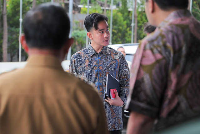 Wakil Presiden RI Gibran Rakabuming Raka meninggalkan Graha BNPB, Jakarta, Selasa (12/11/2024) seusai menggelar rapat koordinasi bersama sejumlah menteri-wakil menteri kabinet Merah Putih. Foto: Iqbl Firdaus/kumparan