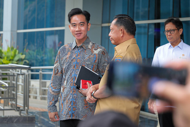 Wakil Presiden RI Gibran Rakabuming Raka meninggalkan Graha BNPB, Jakarta, Selasa (12/11/2024) seusai menggelar rapat koordinasi bersama sejumlah menteri-wakil menteri kabinet Merah Putih. Foto: Iqbl Firdaus/kumparan