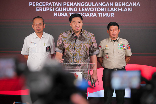 Menteri Perumahan dan Permukiman Indonesia Maruarar Sirait berbicara pada konferensi pers terkait koordinasi penanggulanan bencana letusan Gunung Lewotobi di Nusa Tenggara Timur di Graha BNPB, Jakarta, Selasa (12/11/2024). Foto: Iqbal Firdaus/kumparan