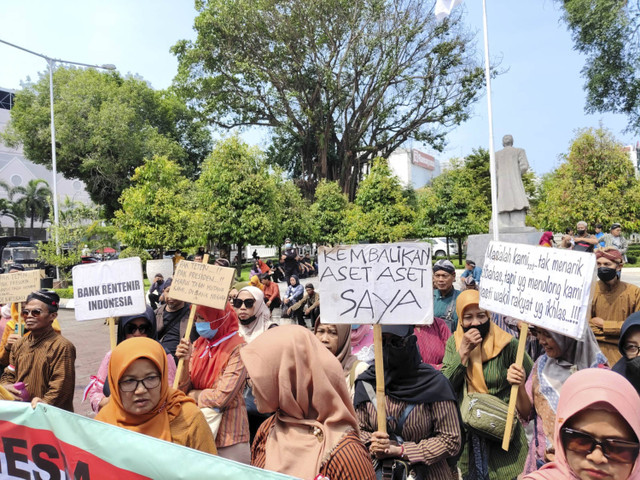 Sejumlah pelaku UMKM di Yogyakarta menggeruduk kantor DPRD DIY, Selasa (12/11/2024). Foto: Arfiansyah Panji Purnandaru/kumparan