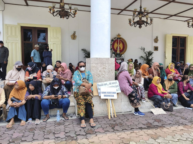 Sejumlah pelaku UMKM di Yogyakarta menggeruduk kantor DPRD DIY, Selasa (12/11/2024). Foto: Arfiansyah Panji Purnandaru/kumparan