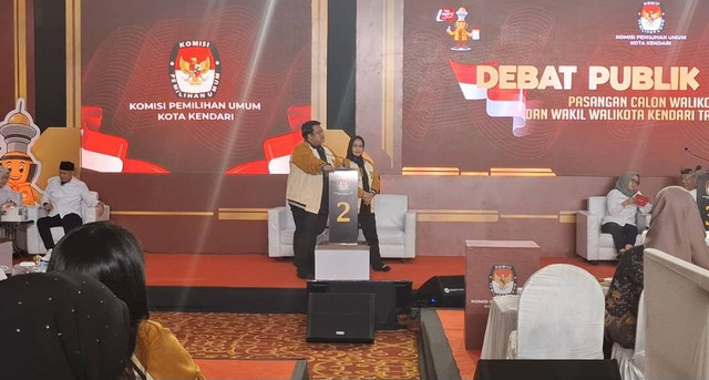 Yudhi dan Nirna saat debat publik kedua KPU Kendari.