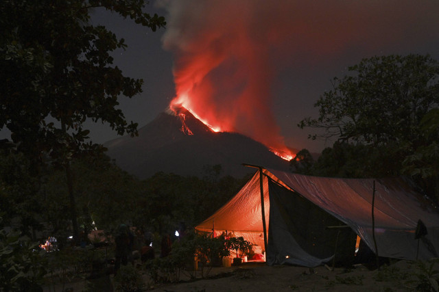 Lava pijar dan kolom asap yang keluar dari kawah Gunung Lewotobi Laki-laki tampak dari lokasi pengungsian swadaya di perbukitan Desa Pululera, Wulanggitang, Kabupaten Flores Timur, Nusa Tenggara Timur, Senin (11/11/2024) malam. Foto: Aditya Pradana Putra/ANTARA FOTO