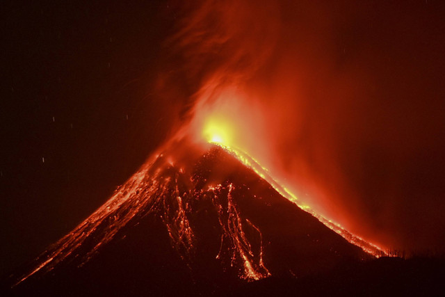 Lava pijar dan kolom asap keluar dari kawah Gunung Lewotobi Laki-laki tampak dari Desa Pululera di Wulanggitang, Kabupaten Flores Timur, Nusa Tenggara Timur, Selasa (12/11/2024) dini hari. Foto: Aditya Pradana Putra/ANTARA FOTO