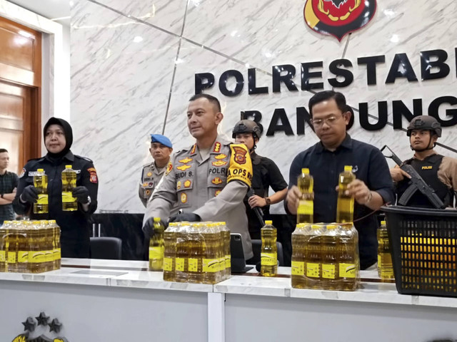 Polrestabes Bandung ungkap kasus obat-obatan keras, Selasa (12/11/2024). Foto: Robby Bounceu/kumparan