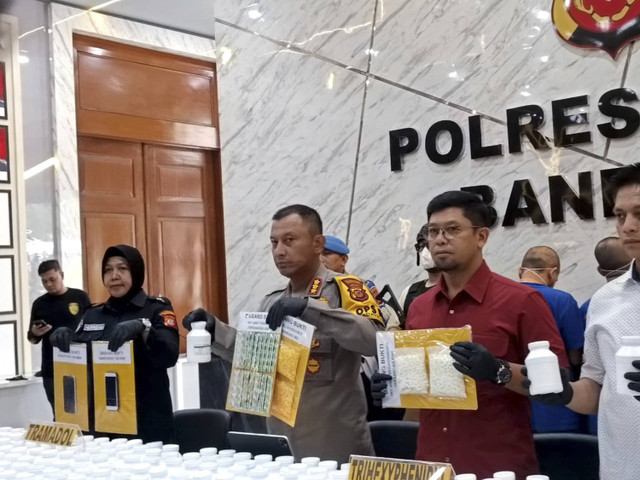 Polrestabes Bandung ungkap kasus obat-obatan keras, Selasa (12/11/2024). Foto: Robby Bounceu/kumparan