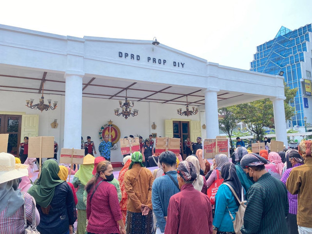 Sejumlah pedagang yang tergabung dalam Komunitas UMKM DIY demonstrasi di DPRD DIY, Selasa (12/11). Foto: Resti Damayanti/Pandangan Jogja