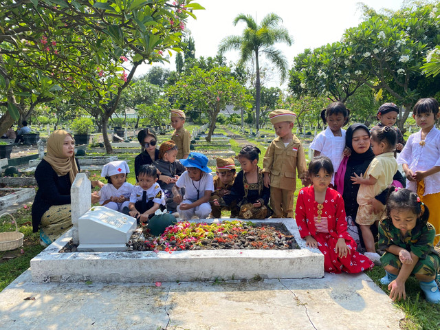 KB-TK Askara tabur bunga di TMP Wisma Raga Pahlawan Banyuwangi