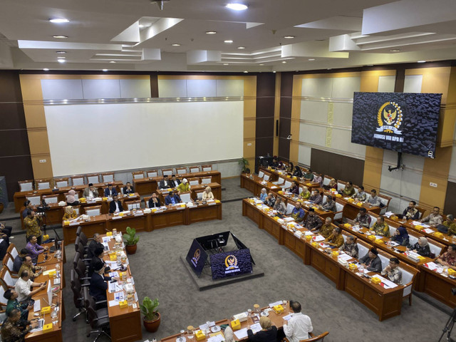 Suasana rapat komisi VIII DPR RI bersama Kementerian Sosial di gedung Parlemen, Jakarta pada Selasa (12/11/2024). Foto: Abid Raihan/kumparan