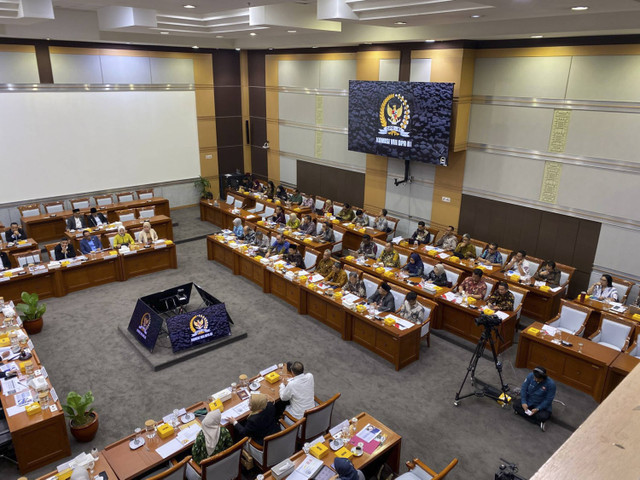 Suasana rapat komisi VIII DPR RI bersama Kementerian Sosial di gedung Parlemen, Jakarta pada Selasa (12/11/2024). Foto: Abid Raihan/kumparan