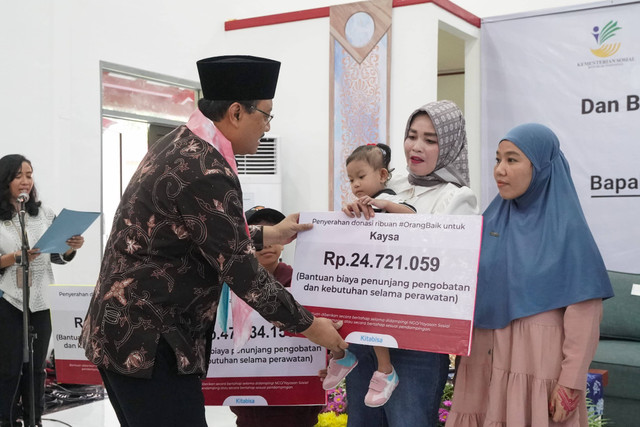 Mensos Saifullah Yusuf (Gus Ipul) menyerahkan bantuan donasi dari Kitabisa kepada delapan penerima manfaat dan bantuan Asistensi Rehabilitasi Sosial (ATENSI) di Sentra Handayani Jakarta, Selasa (12/11/2024). Foto: Dok. Kemensos