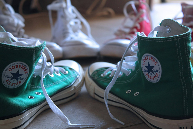 Ilustrasi rekomendasi sepatu Converse pria, sumber gambar: unsplash/Andrew Itaga