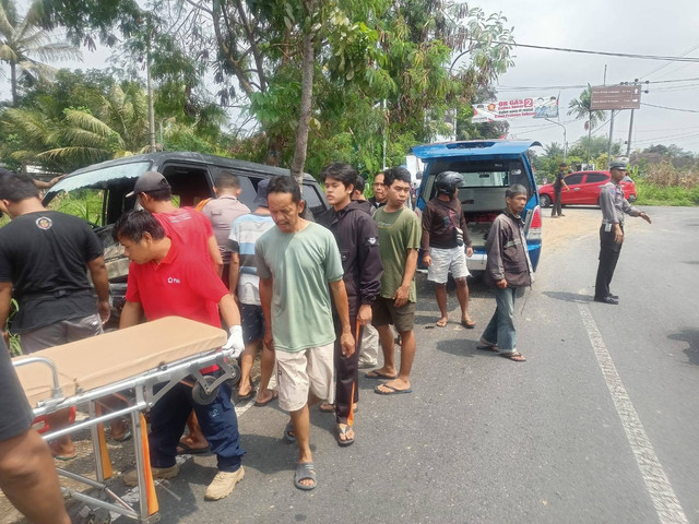 Minibus alami rem blong hingga tabrak pemotor di Kapanewon Turi, Kabupaten Sleman, Selasa (12/11).  Foto: Dok. Polres Sleman