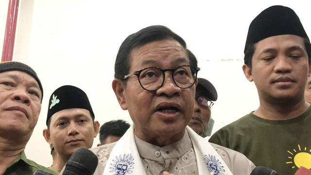 Cagub Jakarta nomor urut 03 Pramono Anung menjawab pertanyaan wartawan di Kantor Pimpinan Wilayah Pemuda Muhammadiyah Jakarta, Jakarta Pusat, Selasa (12/11/2024). Foto: Alya Zahra/kumparan 