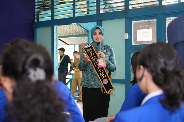 Pj Ketua TP PKK Kalbar berdialog dengan siswa di Kapuas Hulu. Foto: Dok. Adpim Pemprov Kalbar