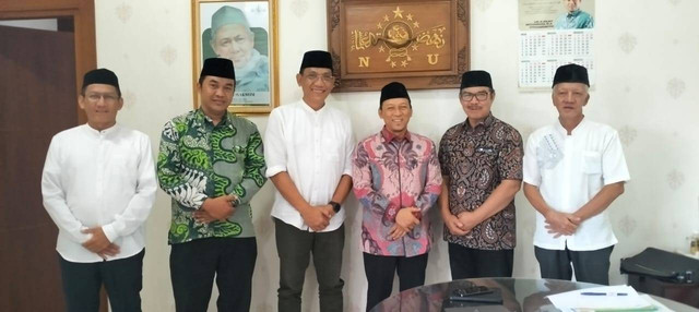 Hasto-Wawan sampaikan aspirasi dan program kerja pada Hilmy Muhammad serta merespons harapan dari warga NU, Senin (11/11) malam. Foto: Dok Tim Media Hasto-Wawan