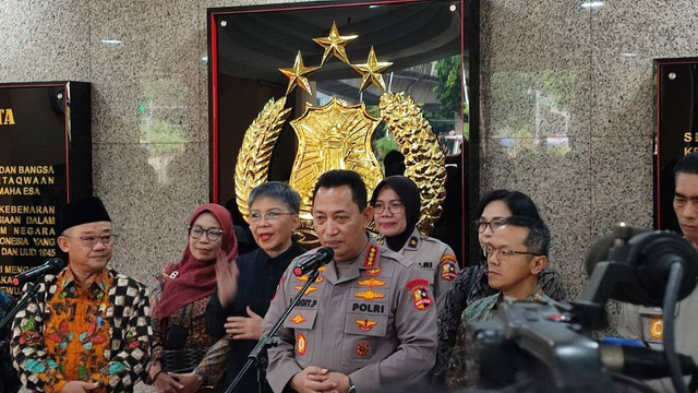 Kapolri Jenderal Listyo Sigit Prabowo dan Mendikdasmen Abdul Mu'ti saat bertemu di Mabes Polri, Jakarta, Selasa (12/11/2024). Foto: Rachmadi Rasyad/kumparan