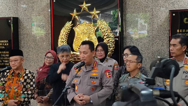 Kapolri Jenderal Listyo Sigit Prabowo dan Mendikdasmen Abdul Mu'ti saat bertemu di Mabes Polri, Jakarta, Selasa (12/11/2024). Foto: Rachmadi Rasyad/kumparan