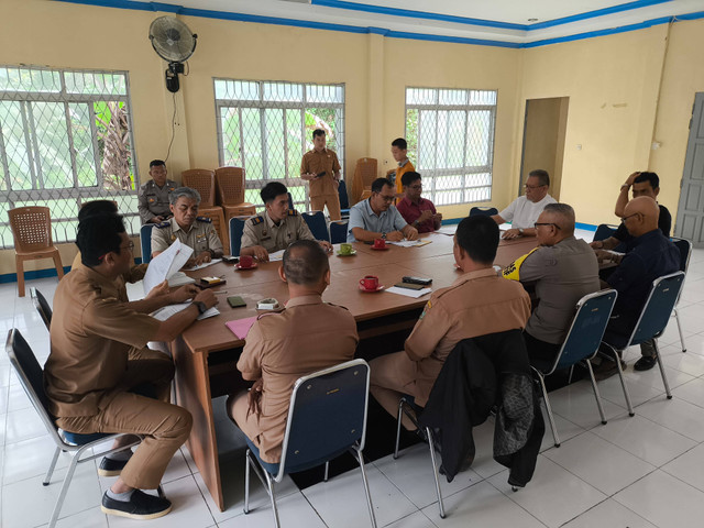 Rapat konsolidasi persiapan sosialisasi replanting PT MPE. Foto: Dok. Kantah Sekadau