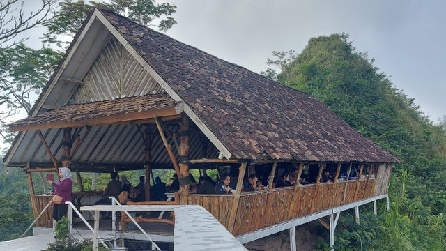 Restoran dan kedai kopi di Tumpeng Menoreh, Kulon Progo, Yogyakarta. Foto: Azalia Amadea/kumparan 